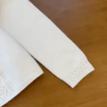春にぴったりなベージュのショートカーディガン【ウール混・フラワーボタン・極上の柔らかさ・女性用 】