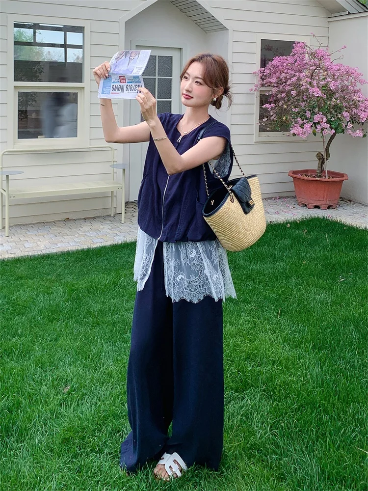 6月後半に着る服はどう選ぶ？深い青のレース切替ベストとワイドパンツが解決するリアルな悩み