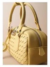 編み込み牛革製 手提げバッグ【小型・ユニークデザイン・ボウリングスタイル】