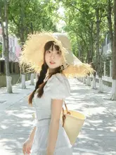 ビーチリゾート用大きなつばのラフィア編みハット【日焼け防止・透かしデザイン・女性用】