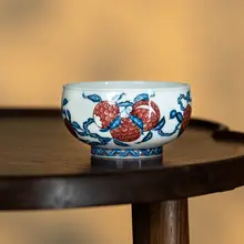 Qinyitang 青と白の釉薬入り赤ライチラウンドカップ