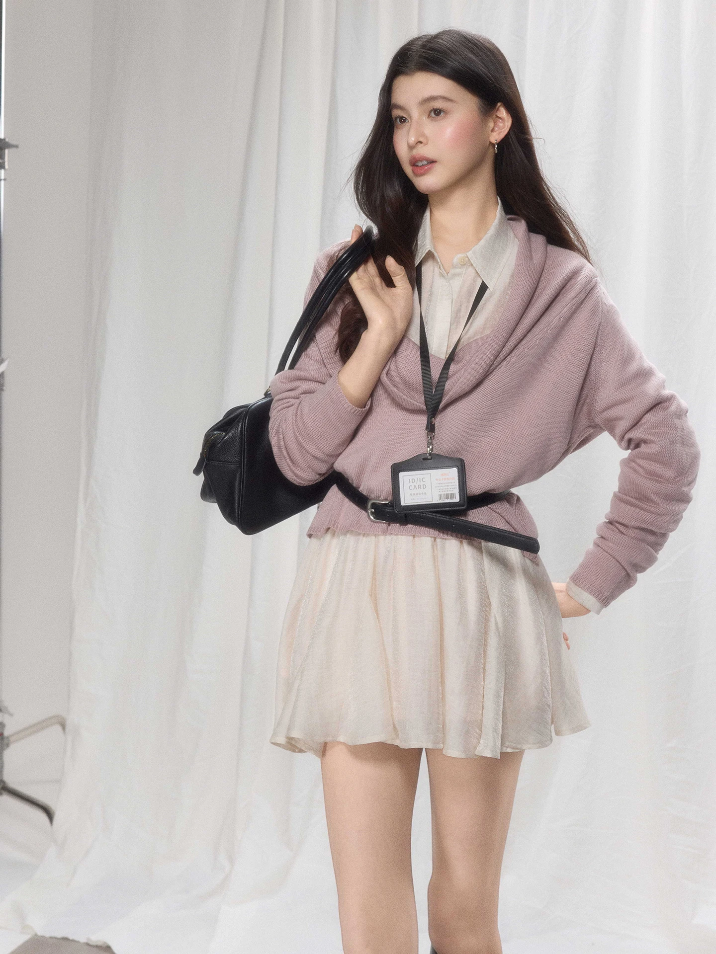 4月の服装 50代にぴったりなトップスは？「深Vネックニット」が通勤とレジャーで活躍する理由