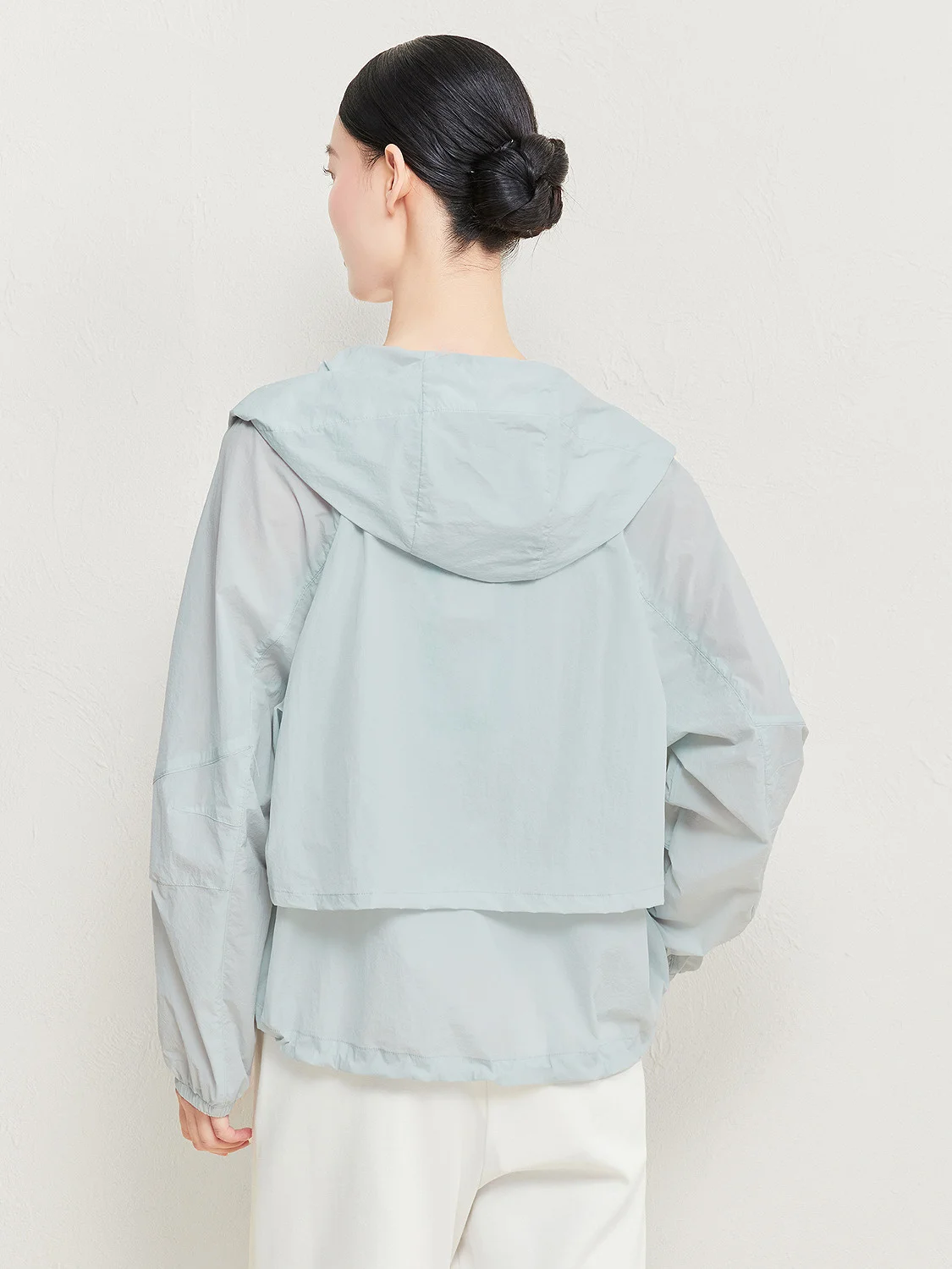 50代の紫外線対策に欠かせないアイテムは、本当に防寒服なのか？
