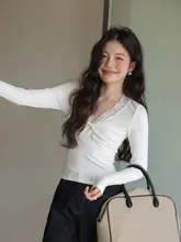 レース切替のホワイト長袖Tシャツ【Vネック・女性用・フィット感のあるデザイン】