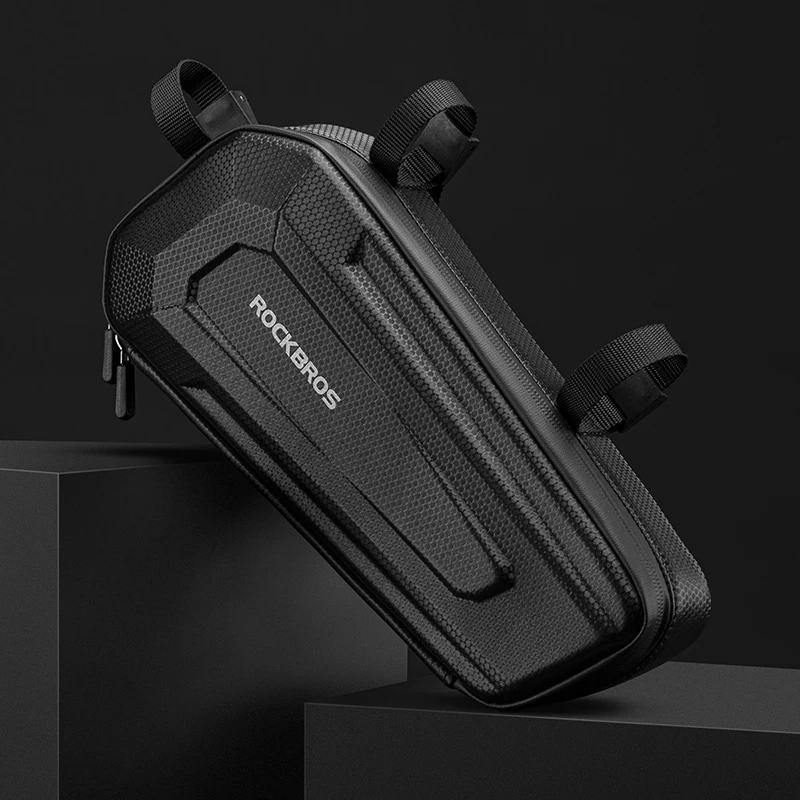 ロックブラザーズ バイク用ハードシェル三角バッグ：ツーリング向けの防水設計と前梁取り付け構造の実用性