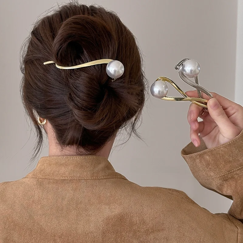 大きさのある人工パールヘアクリップ：ワンサイドヘアの留め方を実証するカエル型デザイン