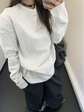 立体構造デザインのラウンドネック長袖Tシャツ【女性用・ゆったりフィット・レトロ感あふれるスタイル】