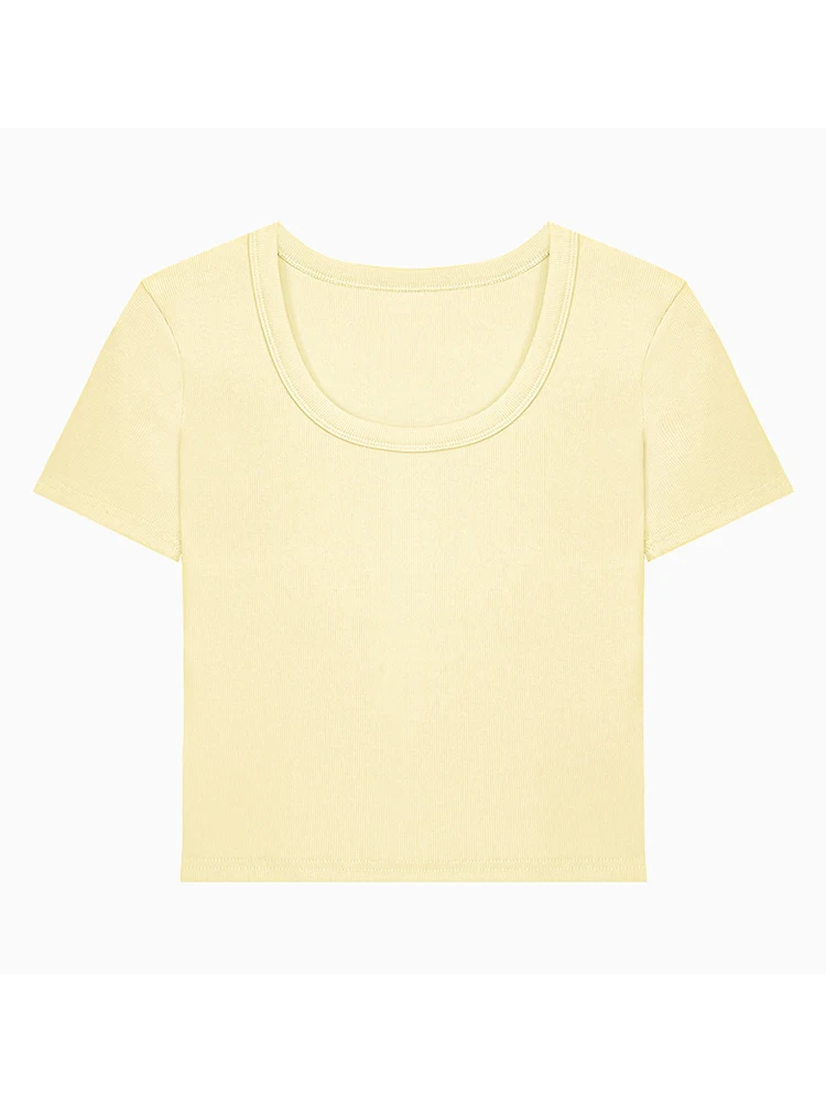 UネックTシャツはどんな感じ？小柄さんでも着やすいシンプルデザインが今、注目されている！