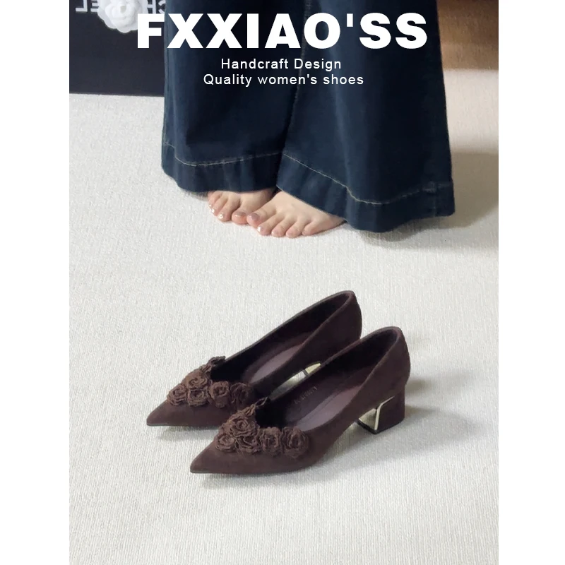 バラ色の 粗いヒールパンプス：高ヒールでも足にやさしいデザインの実際