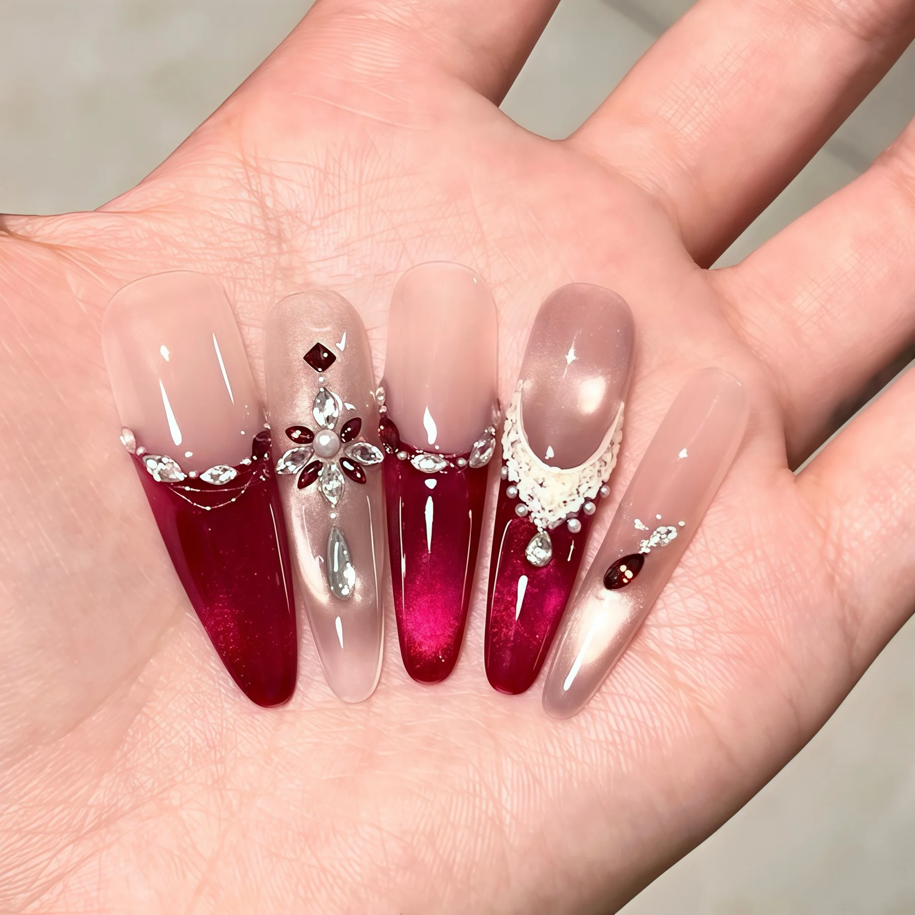 かっこいい おしゃれ 大人 フットネイル 夏 にぴったりなデザインは？ローズディナーの高級感あるマニキュアが答え