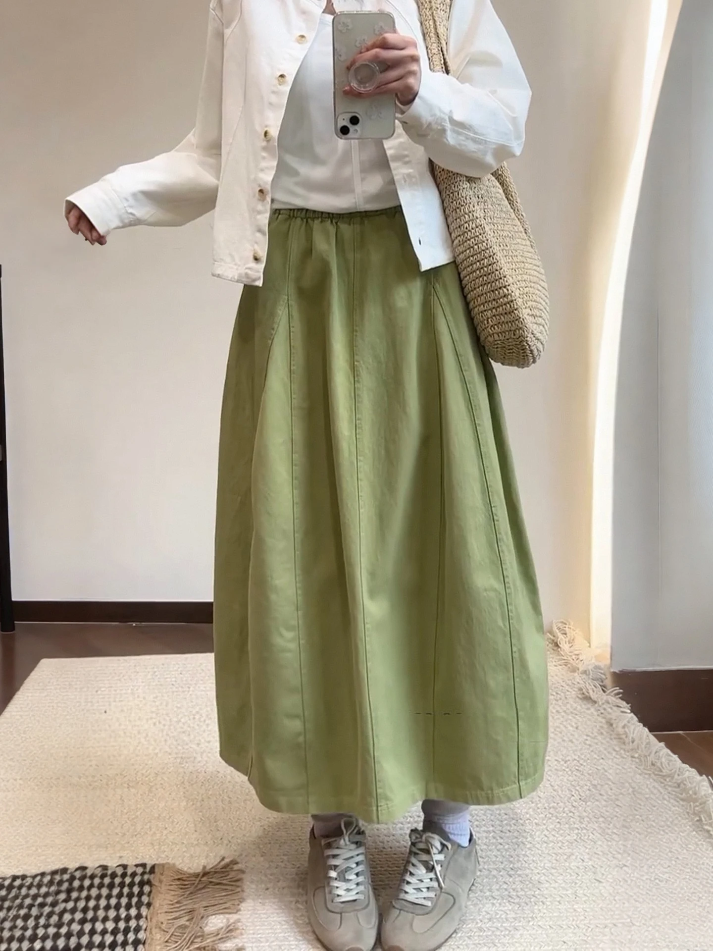 春に着るミントグリーンスカートは、どう選ぶ？