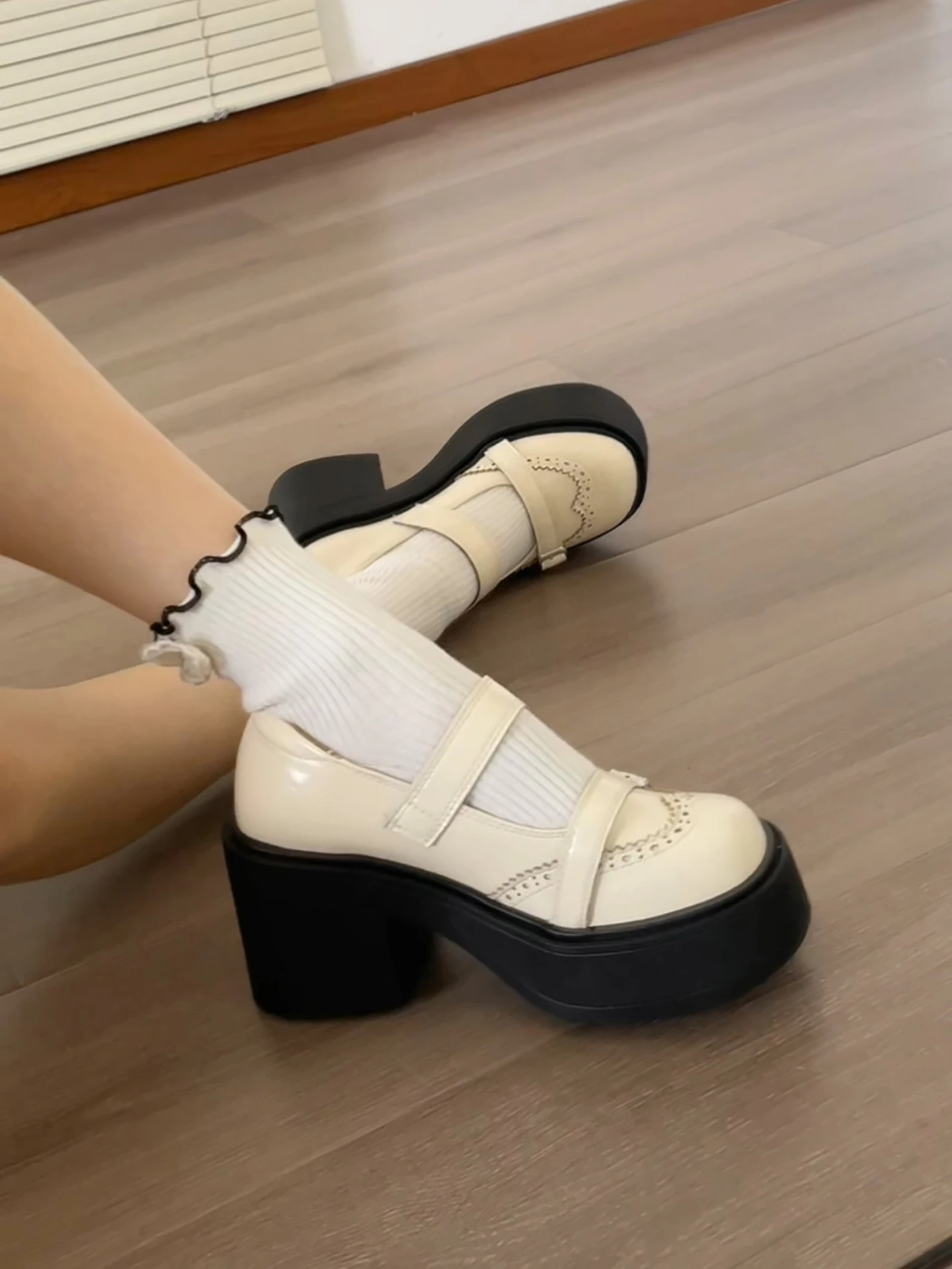 白色レトロフレンチスタイル低めヒール浅口パンプス：夏用の柔らかいソールで足にやさしいデザイン