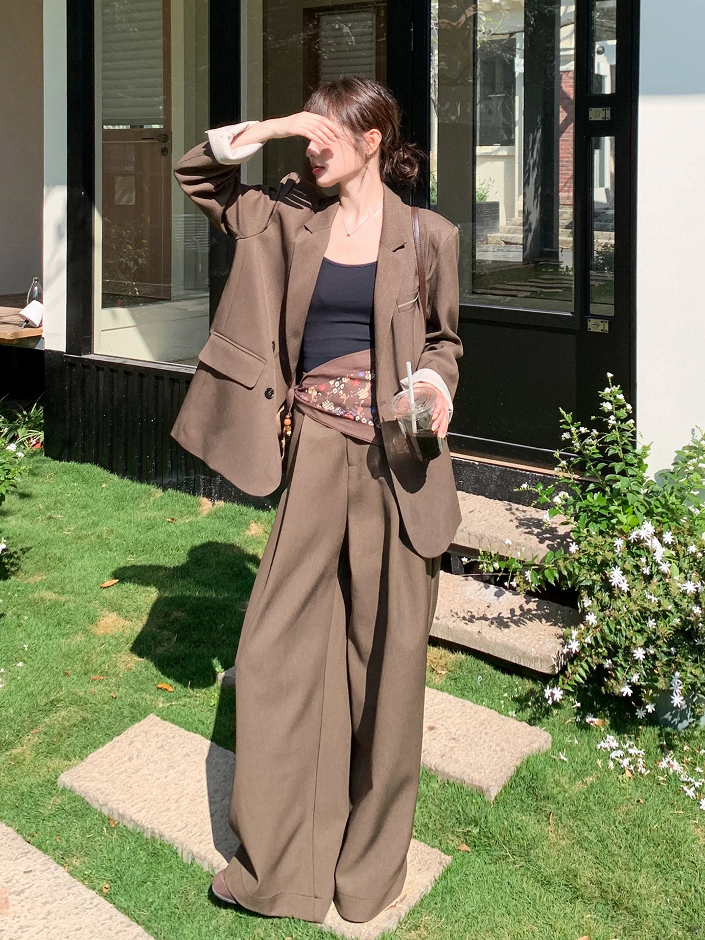 50代ブランド服の選択肢としての復古風スーツジャケットとパンツセット
