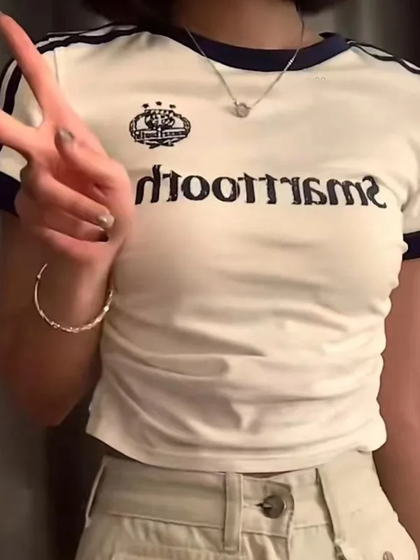 短丈Tシャツ【ダンススタイル・女性用・小柄にもフィット】とは？学院風の修身型デザインと吸汗機能の実用性を解説