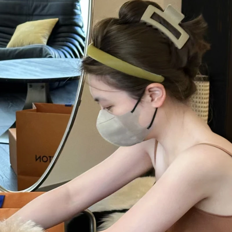 通勤の毎日で頭に「何をつけるか」が悩みになるなら、このヘアバンドが救う