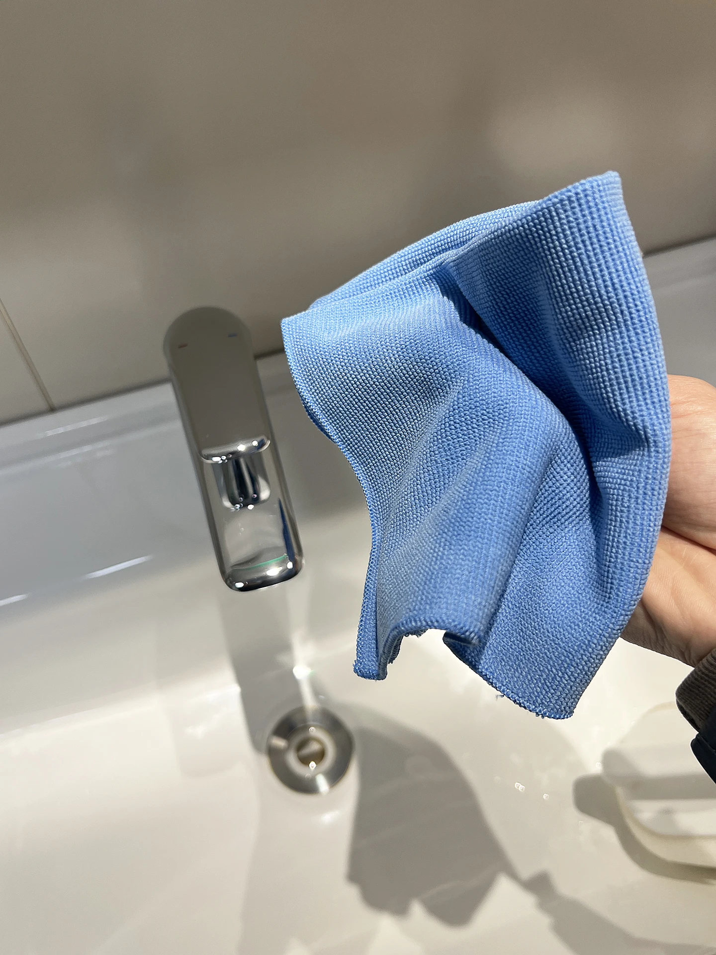 お風呂の水垢に悩まされているあなたへ：本当に効果的で使いやすいクリーニング布は？