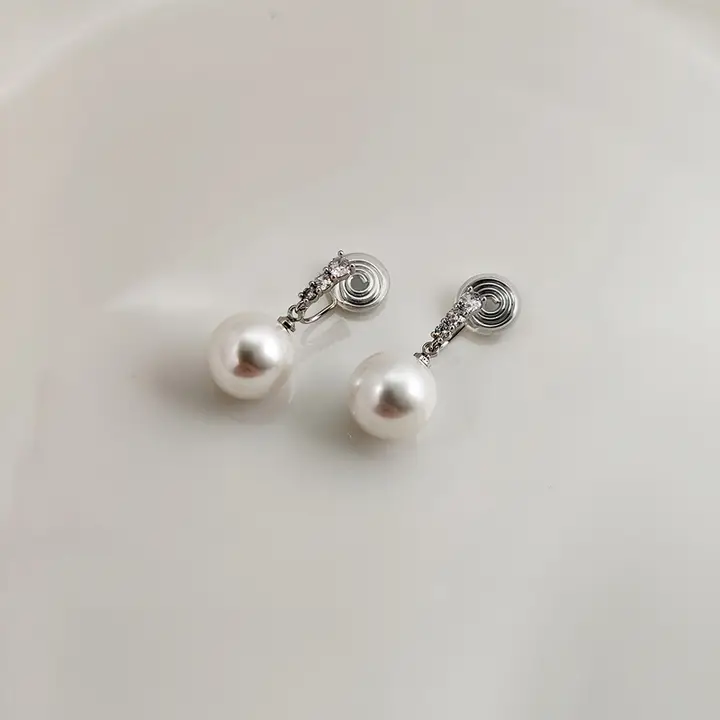 華やかな水晶パールペンダントイヤリング【穴あけ不要・レトロデザイン・高級感】