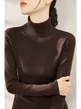 高級感あるウール製浅いグレーのタートルネックニットセーター【冬用・長袖・フィットデザイン】（セットアップ対応）