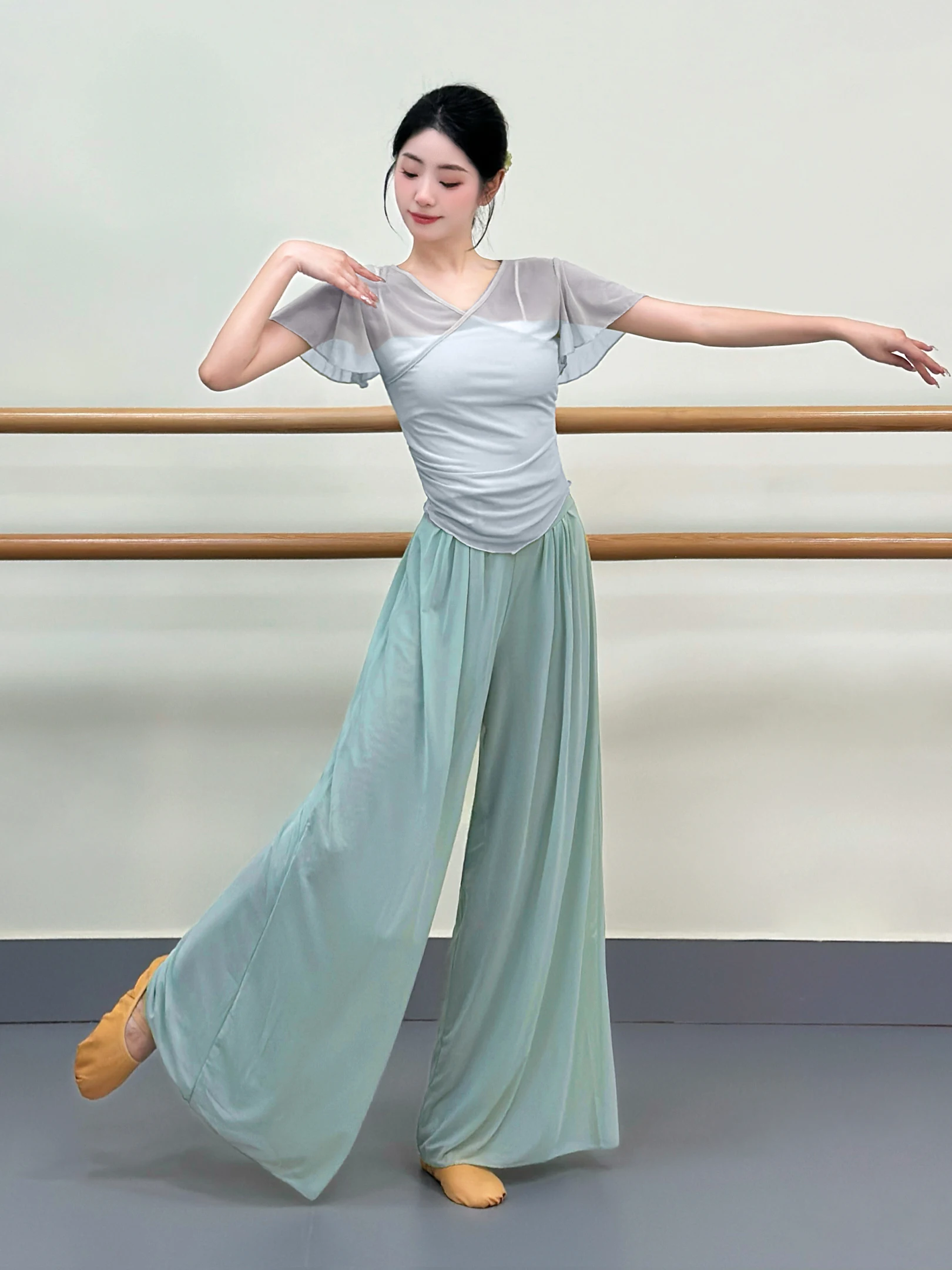 女性用薄手紫色ダンスパンツ：クラシックコンサート50代向けの着用スタイルと選定基準