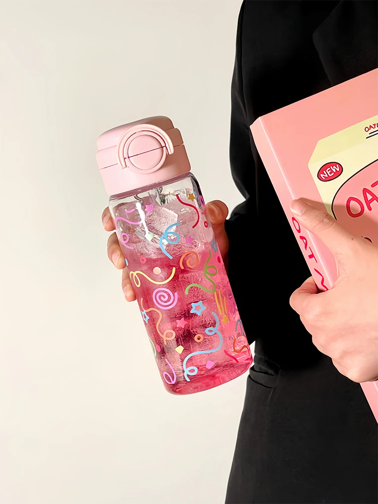 高温に耐えるトライタン製ストロー付き透明カップ：女子向けおしゃれデザインの実用性と環境配慮