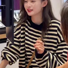 ストライプデザインのクルーネックニットトップス【レディース・長袖・秋冬用】