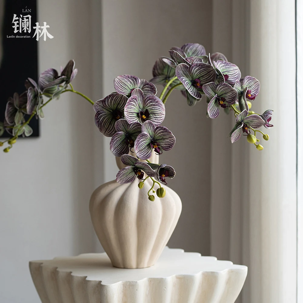 リビングのアクセントに使える小物をどう選ぶ？手触りの良いストライプデザインの造花がおすすめの理由