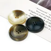 シンプルな樹脂製ボタン【丸型・細縁・四つ穴・擬似ウシ角模様】