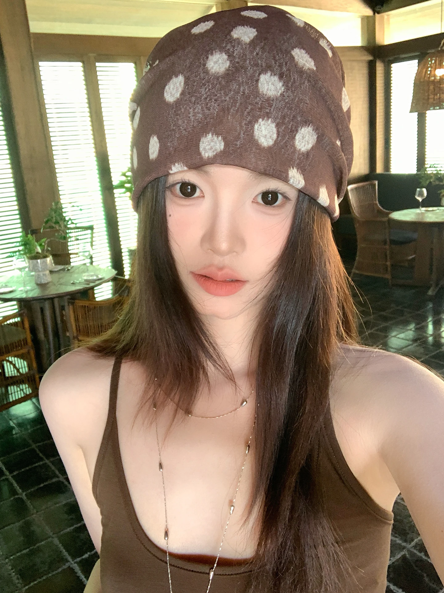 ドットデザインの女性用帽子：夏のファッションに最適な廃墟風ギャザースタイル