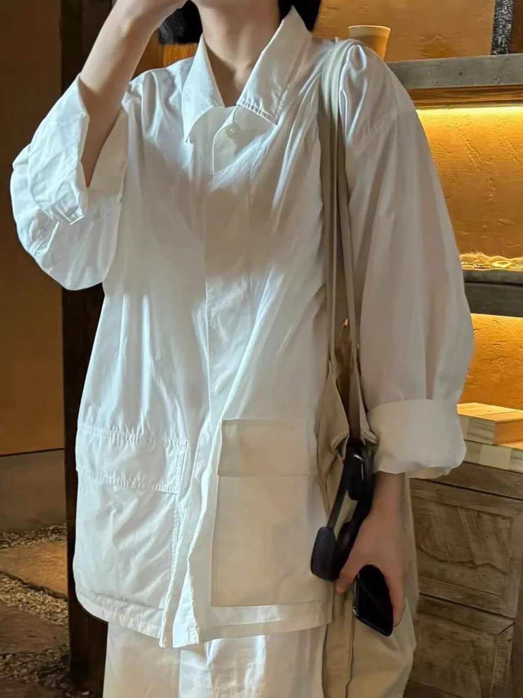 白シャツとワイドパンツで通勤コーデをどうする？