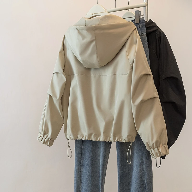 5月に着るアウターはどんなもの？黒のフード付きショートジャケットが通勤と春の気分を救う理由