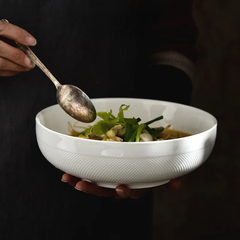 白色の陶器製グリッドサラルボウル：シンプルデザインでサラダ・麺料理を効率的に