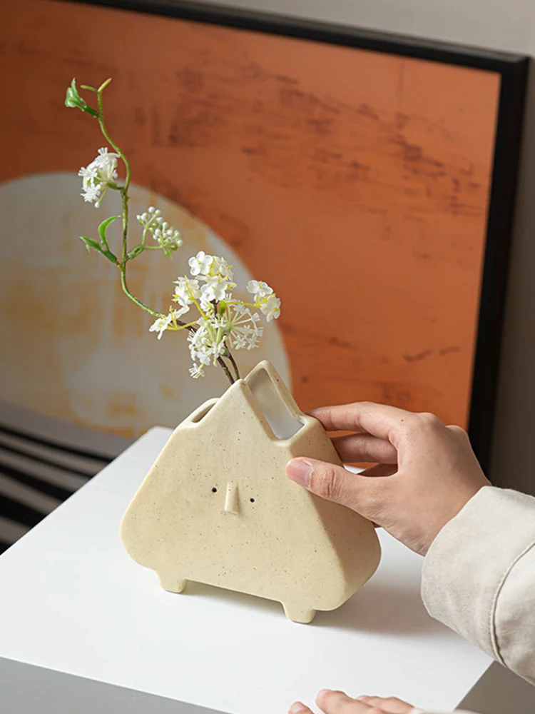可愛い小花瓶：陶器製の北欧風台面花瓶でインテリアを彩る