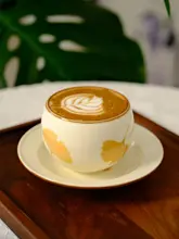 手描きの陶器製コーヒーカップ【銀杏デザイン・釉下彩装飾・ギフトにも最適】
