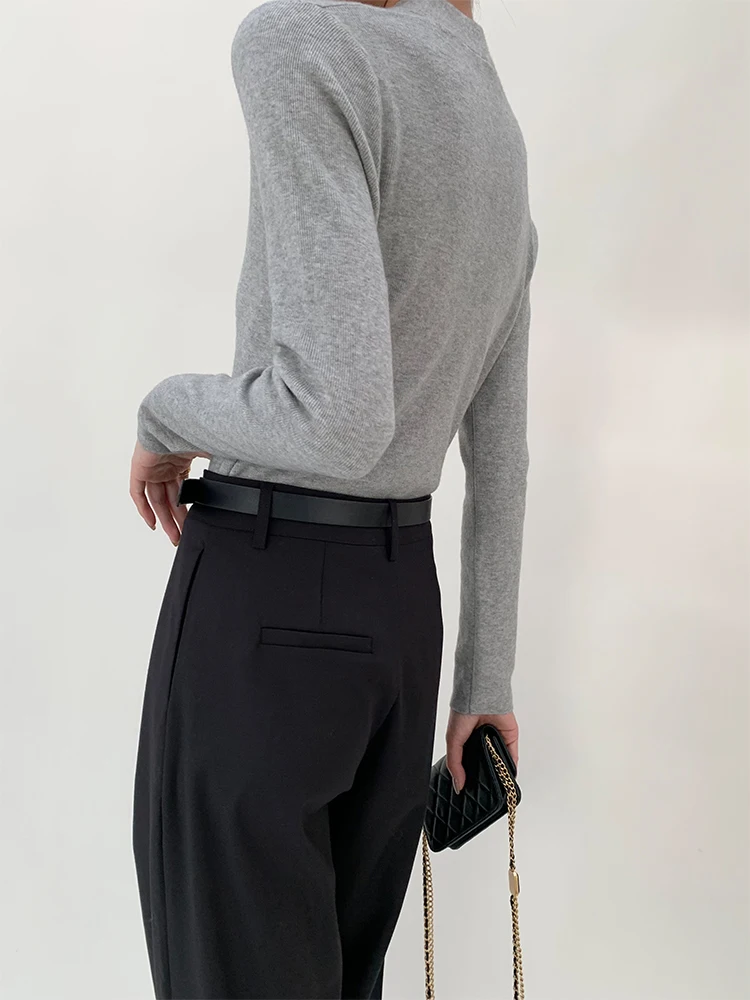 大人可愛い服 40代コーデ | Vネックボトムシャツで実現する自然な大人の可愛さ