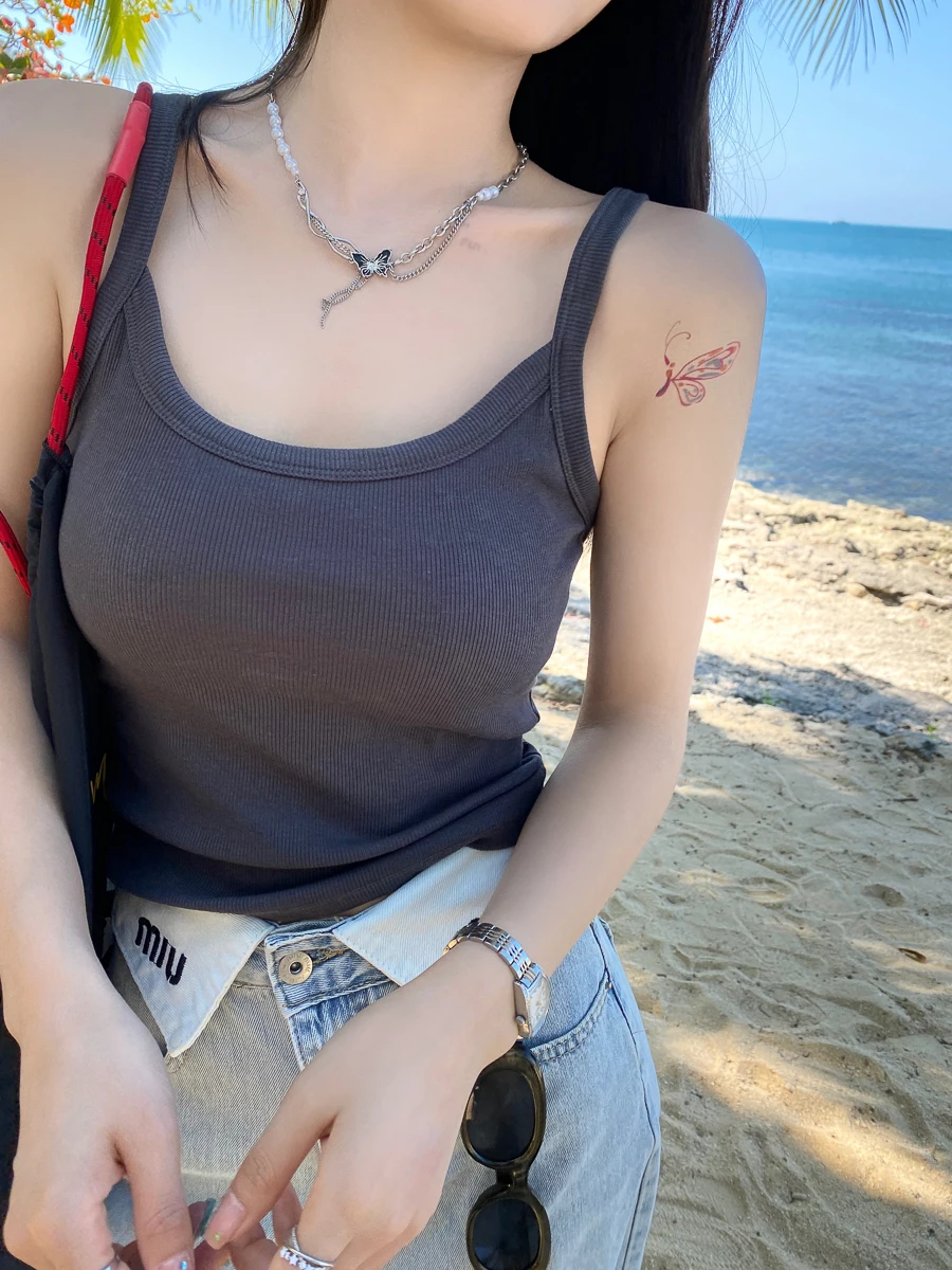 バストパッド付きキャミソール：美背デザインで通勤シーンに最適な内搭アイテム