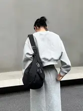 防水加工のナイロン製斜め掛けバッグ【シンプルなデザイン・大容量】
