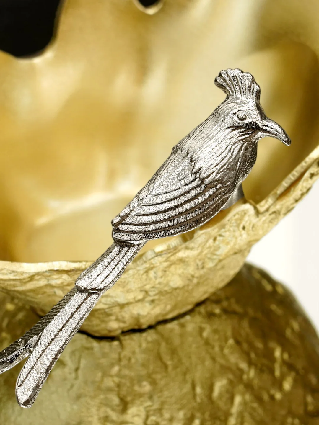 アートデザインのアルミ製鳥型収納プレート：サステナブルノベルティとしての実用性と環境配慮