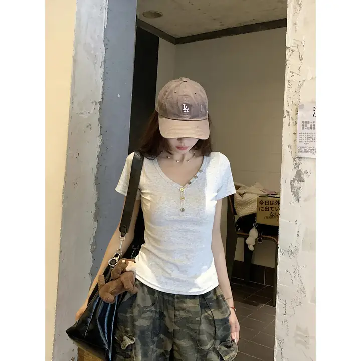 ハートネック刺繍Tシャツ【春用・スリムフィット・短袖・学生向け】
