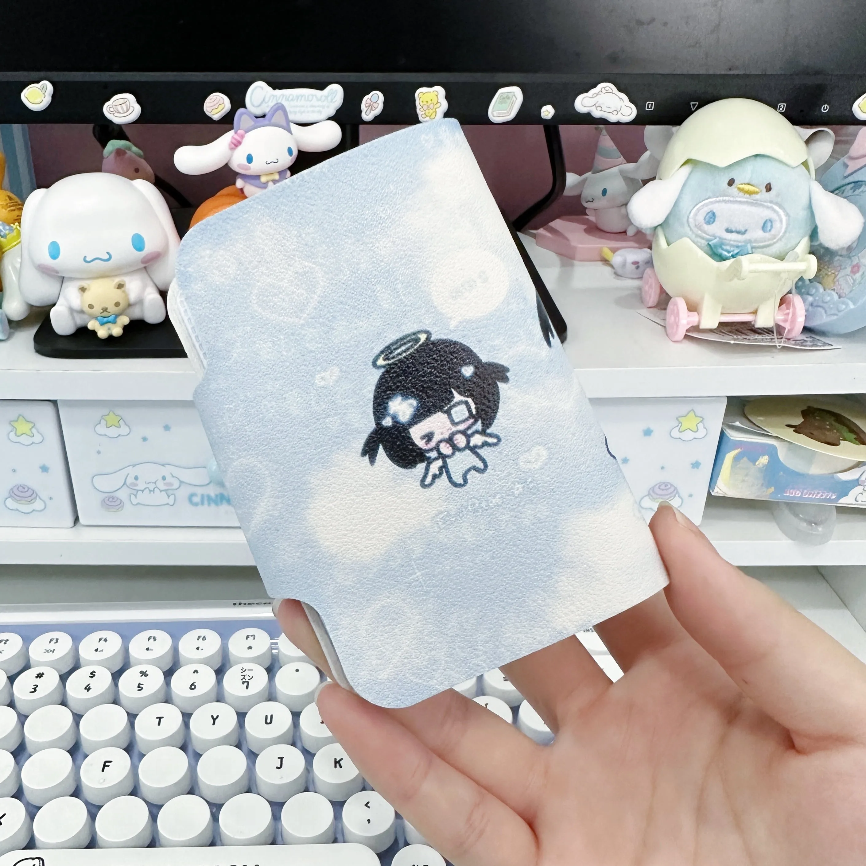 昭和風デザインのカードケース：水色の少女向け収納ケースの実用性とデザイン特徴