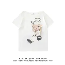 Y2Kスタイルのドールプリント半袖Tシャツ【フィット・透け感・斜め肩デザイン】