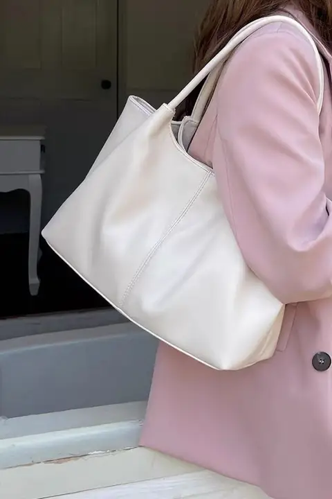 大容量トートバッグ【通勤用・収納力抜群・シンプルデザイン】