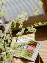 雪柳の枝 フランス風のフラワーアレンジメント【高級感ある造花・テーブル装飾用】
