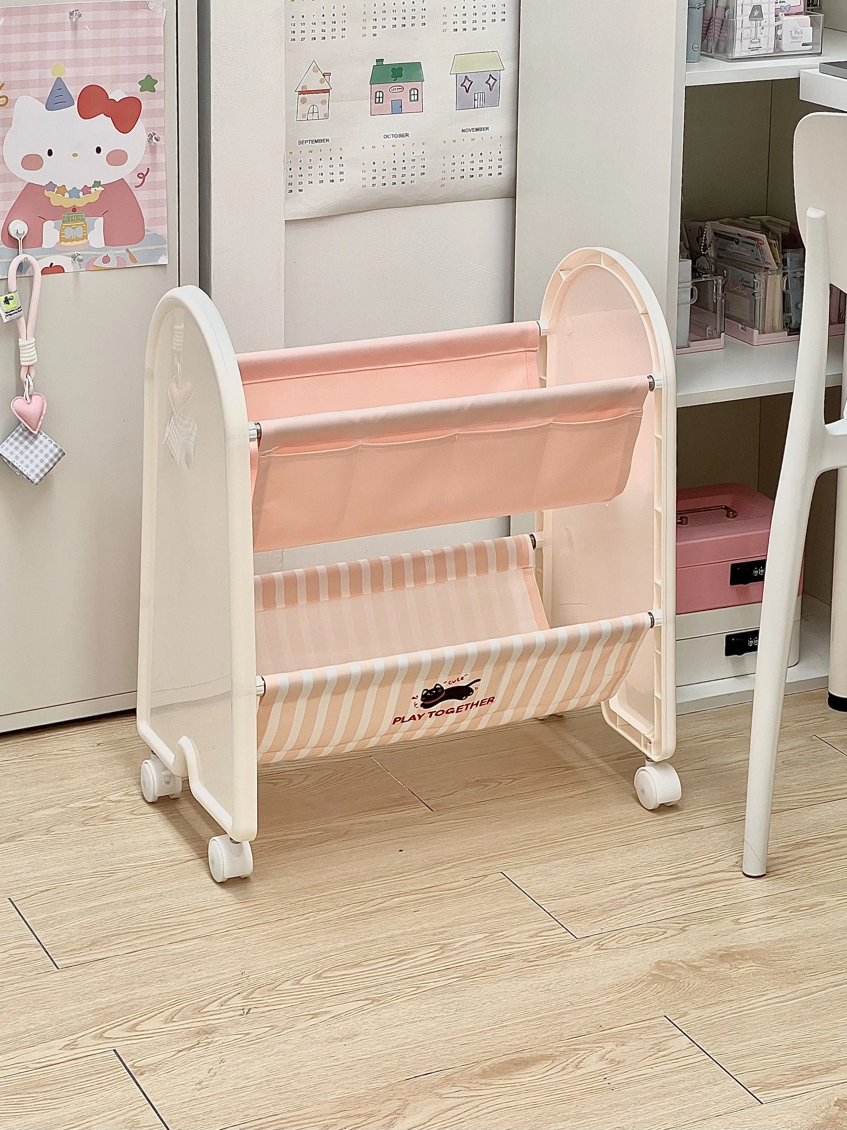 デスク下移動式キャリー：子供部屋の収納配置に最適な多層ラックの実用性解析
