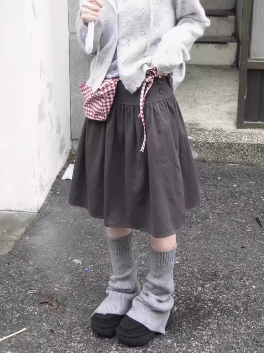 春用 紺色 Aラインスカート：大学生女子ファッションの通学用スタイルに最適なカジュアルスカート