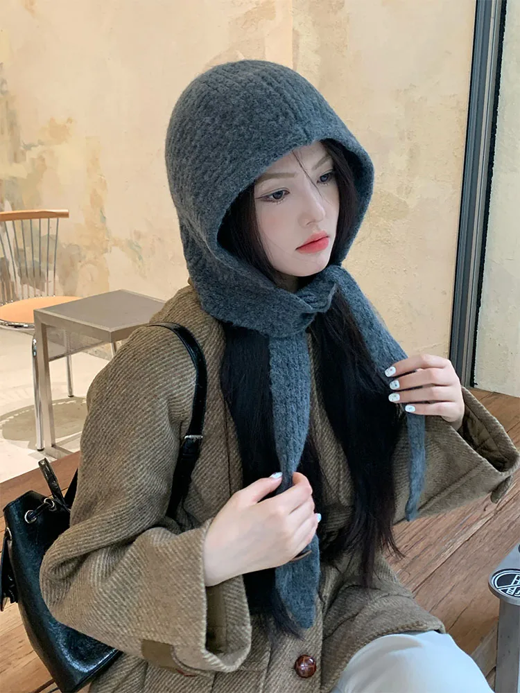秋冬用バラクラバニットキャップ：耳もと付きで防寒性能を実現する女性向けニットキャップ