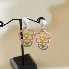 可愛いピンクの花モチーフイヤリング【穴あけ不要・シンプルデザイン】