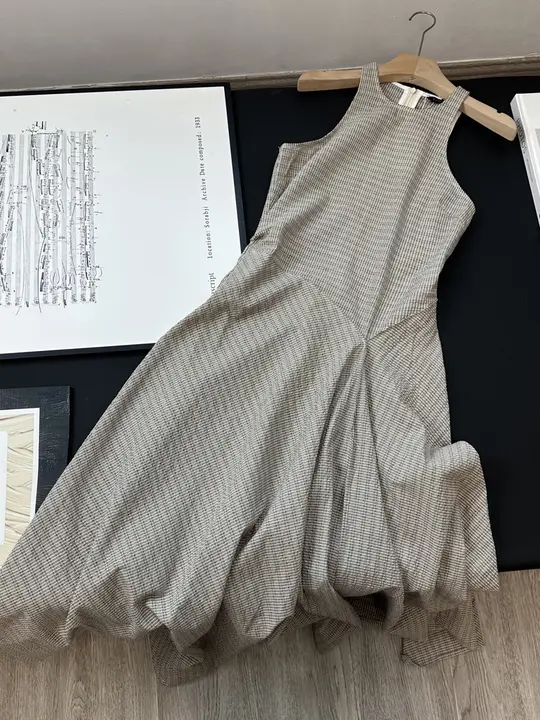 トレンディなデザイン！肩開きのAラインチェック柄ロングワンピース【コットン素材・ノースリーブ・ビーチ＆通勤用】