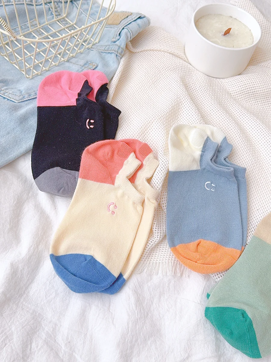 パステル ピンクとベージュにピンクが混ざる色の選び方は？透け感のある笑顔刺繍ソックスで解決する