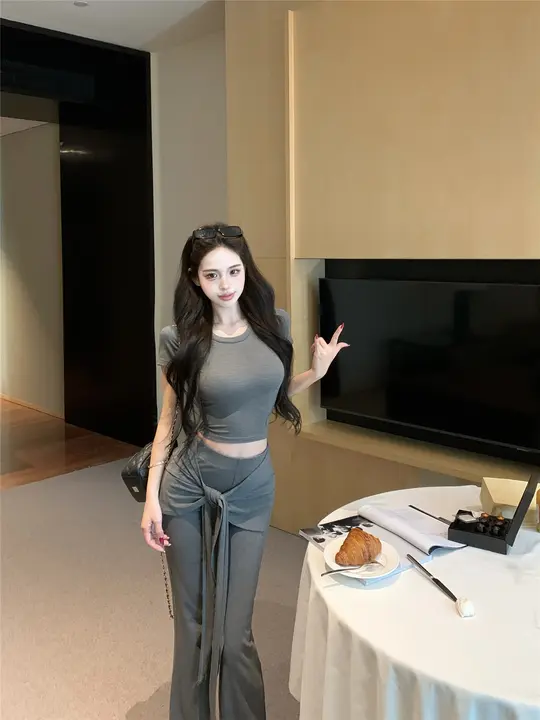 クールなスポーツスタイルのフィットTシャツ【グレー・半袖・レイヤードデザイン】と微ブーツカットパンツ（セットアップ対応）