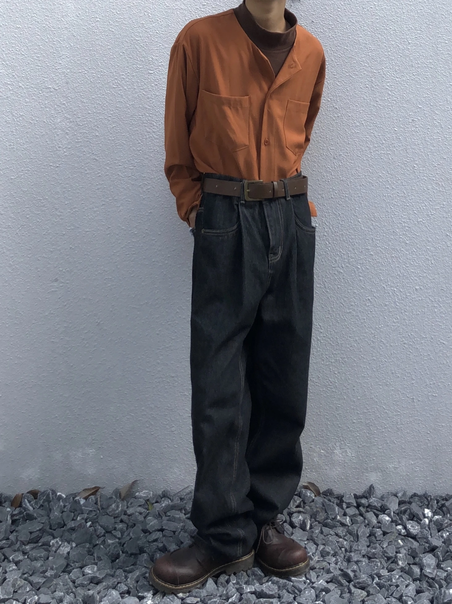 ワイドストレートのジーンズで失敗しない着こなしは？
